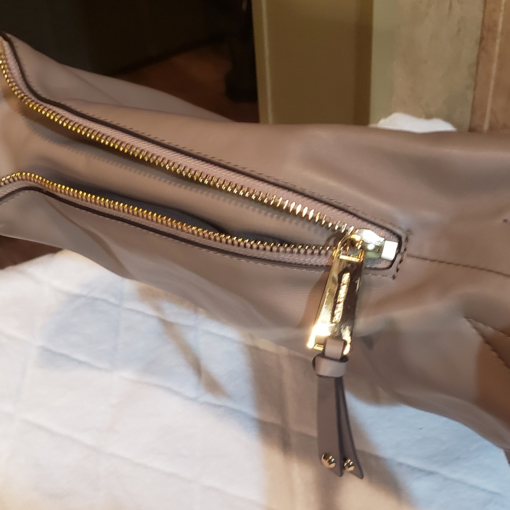 Handbags - Picture 5 of 8